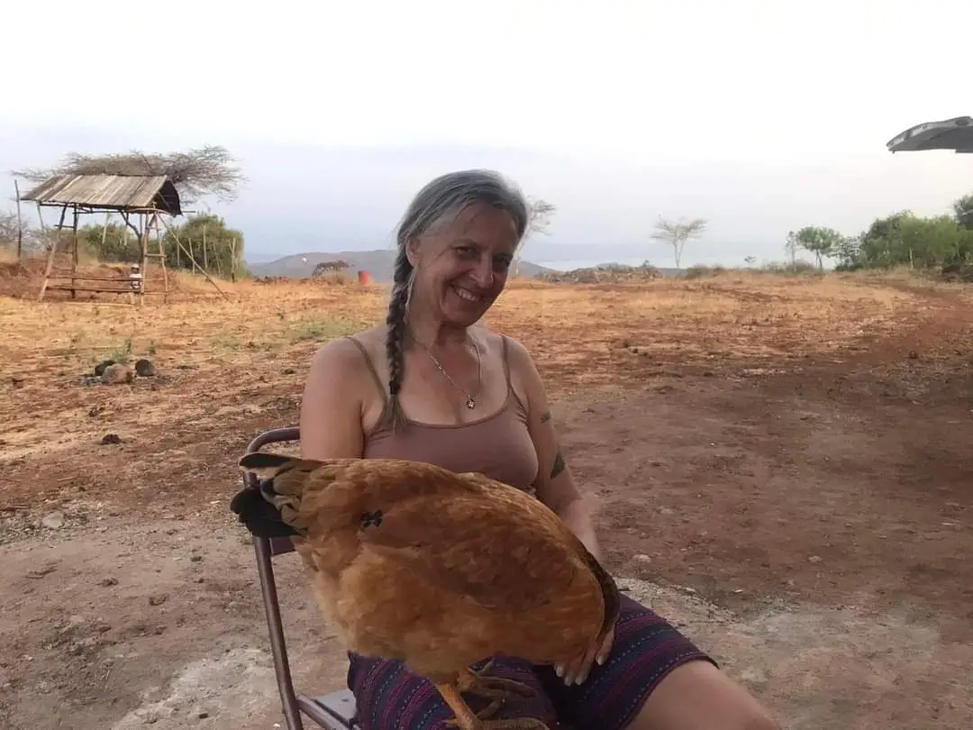 Es atpūšos ArbaMinch eco kempingā un man klēpī sēž vista